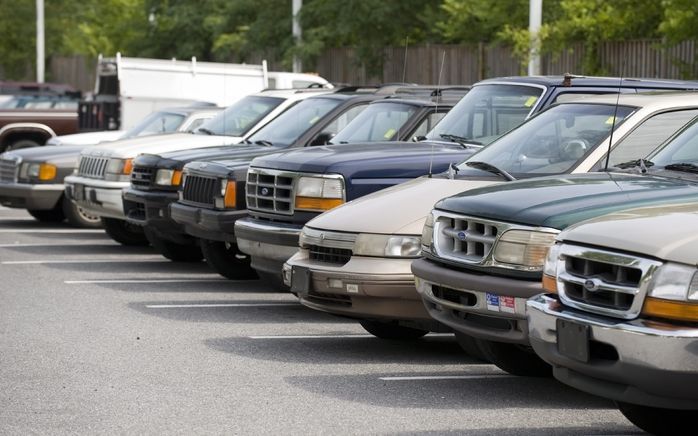 ALEXANDRIA - Ingeruilde auto's staan bij een autobedrijf in Alexandria. De Amerikaanse sloopregeling waarbij er geld wordt uitgekeerd bij de inruil van een onzuinige oude auto wordt maandagmorgen opgeschort. Foto EPA