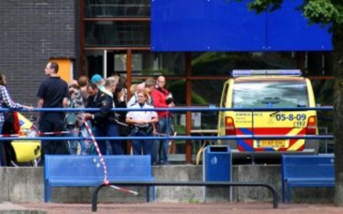 ALMELO - Een groep ambtenaren en bezoekers hebben onder begeleiding van de politie het stadhuis van Almelo verlaten. Foto ANP