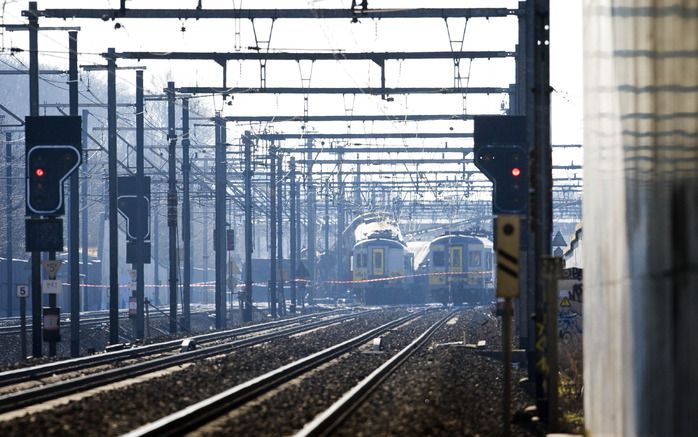 BRUSSEL – Spoorwegmedewerkers hebben woensdag ook van de tweede trein die bij het ongeluk in het Belgische Halle betrokken was de zwarte doos gevonden. Dinsdag werd de eerste zwarte doos al gevonden. Foto ANP