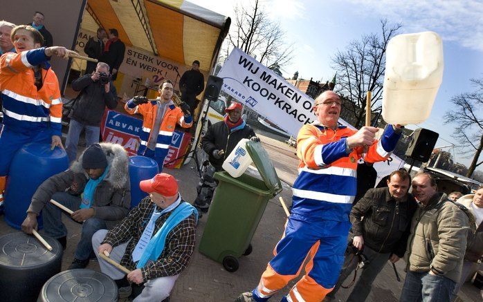 AMSTERDAM - Amsterdamse vuilnismannen voeren woensdag actie bij het stadhuis voor een betere cao. In vijf Amsterdamse stadsdelen werd een dag lang geen vuilnis opgehaald. De vuilnismannen eisen 1,5 procent loonsverhoging. Foto ANP