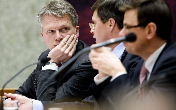 DEN HAAG - Premier Balkenende (M) en vice-premiers Bos (L) en Rouvoet (R) donderdagmiddag tijdens het spoeddebat over de politieke situatie rondom de besluitvorming Uruzgan. Foto ANP