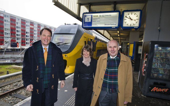 LEIDEN – President-directeur Bert Meerstadt (l.), directielid Merel Vroonhoven (m.) en financieel directeur Marcel Niggebrugge van de Nederlandse Spoorwegen donderdag voor aanvang van de presentatie van de jaarcijfers over 2009 op het treinstation van Lei