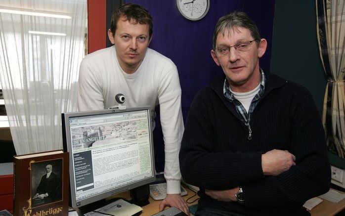 MIDDELBURG – De digitale theologische bibliotheek De Evangelist biedt meer dan 1 gigabyte aan oude en nieuwe schrijvers. Huib Westerbeke (r.) beheert de site ruim tien jaar, zijn neef René (l.) stak deze recent in een geheel nieuw jasje. Foto RD, Anton Do