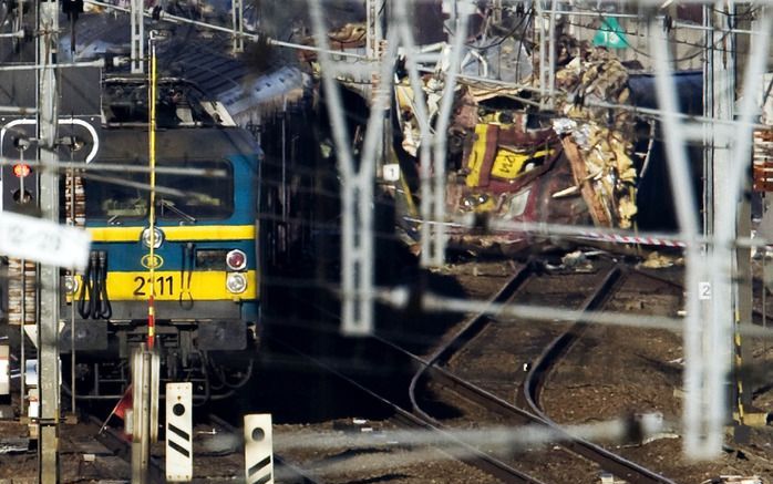 HALLE - De wrakstukken van de treinen die maandag met elkaar in botsing kwamen. Foto ANP