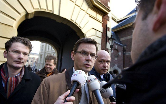 DEN HAAG - Minister Rouvoet staat de pers te woord over de kabinetscrisis, zaterdag op het Binnenhof in Den Haag. Foto ANP