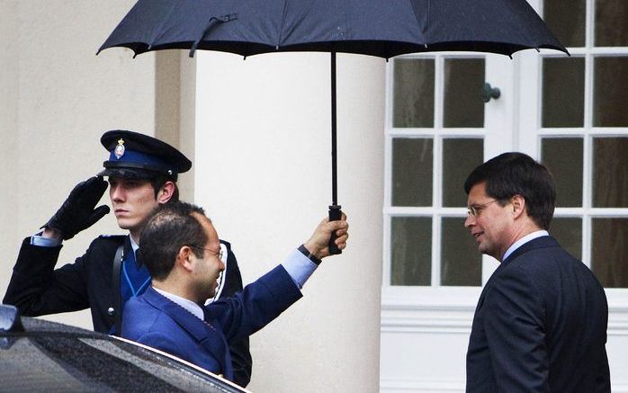 DEN HAAG – Demissionair premier Balkenende is maandagochtend bij Paleis Noordeinde in Den Haag aangekomen om met koningin Beatrix te praten over de gevolgen van de val van zijn kabinet. Foto ANP