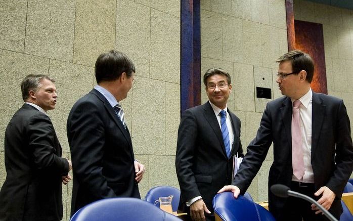 DEN HAAG – Minister van Buitenlandse Zaken Verhagen tijdens het donderdag gehouden Kamerdebat over de onenigheid in het kabinet over de kwestie Uruzgan. Links op de foto zijn „boezemvriend” (term: PVV-leider Wilders) Bos. Foto ANP