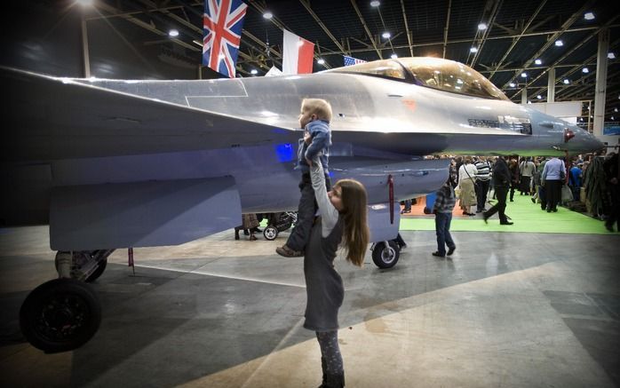 UTRECHT – In de Jaarbeurs in Utrecht ging dinsdag de gezinsbeurs Wegwijs van start. Een van de toppers is een F-16 in hal 3. Foto RD, Henk Visscher