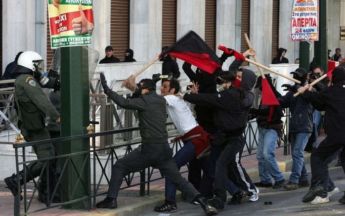 ATHENE – In de Griekse hoofdstad Athene zijn groepjes jonge betogers woensdag slaags geraakt met de politie. Dat gebeurde tijdens een grote demonstratie tegen de bezuinigingsplannen van de regering. Foto EPA