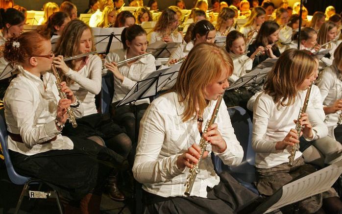 Dwarsfluiters speelden woensdagmiddag in een orkest onder leiding van André van Putten op de Wegwijsbeurs in Utrecht. Na het concert gaf fluitist Kees Alers een workshop. Foto: RD, Anton Dommerholt