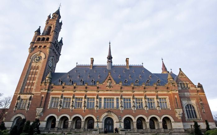 DEN HAAG – Toeristen kunnen vanaf de zomer van 2011 dichter bij het Vredespaleis komen. Op dit moment moeten de bussen vol geïnteresseerden die zich dagelijks bij de hekken van het bouwwerk in Den Haag melden genoegen nemen met een blik vanaf de straat. F