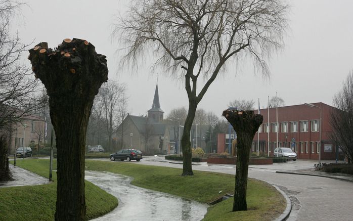 PIERSHIL – Het gemeentehuis (r.) van Korendijk staat in Piershil. De gemeente is op 1 januari 1984 ontstaan uit een fusie van de gemeenten Goudswaard, Nieuw-Beijerland, Piershil en Zuid-Beijerland. De nieuwe gemeentenaam is afkomstig van het oudste gedeel