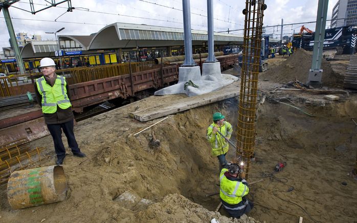 De eerste perrons van het Centraal Station in Rotterdam zijn op de schop gegaan en krijgen in de komende zes maanden een roestvrijstalen dak, ondersteund door grote stalen kolommen. Foto ANP