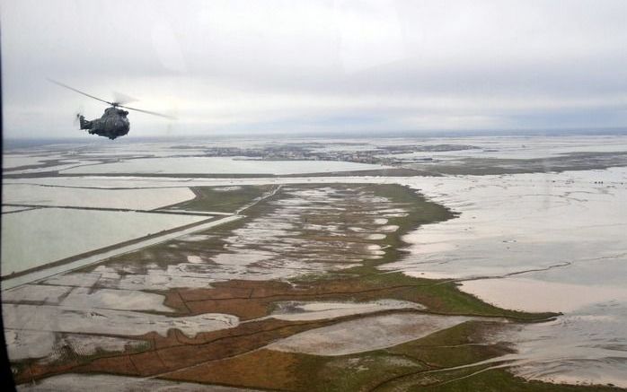 L’AIGUILLON-SUR-MER – Een helikopter verkent het door watersnood getroffen gebied tussen La Rochelle en L’Aiguillon-sur-Mer aan de Frans-Atlantische kust. Reddingswerkers zochten vandaag verder naar acht personen die nog worden vermist na de storm Xynthia