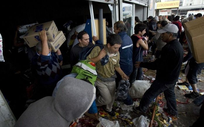 CONCEPCION - De Chileense regering maakte dinsdag bekend dat het 14.000 militairen naar het rampgebied heeft gestuurd. Foto EPA