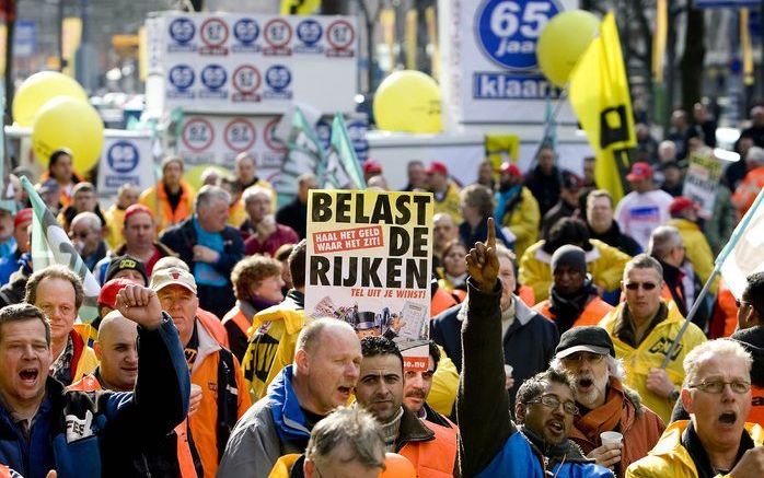 SCHIPHOL - Luchthaven Schiphol hekelt de houding van FNV Bondgenoten openlijk steun te geven aan de schoonmakers van de avondploeg van Schiphol die dinsdagavond het werk neerlegden. Dat laat de luchthaven in een reactie weten. Foto ANP