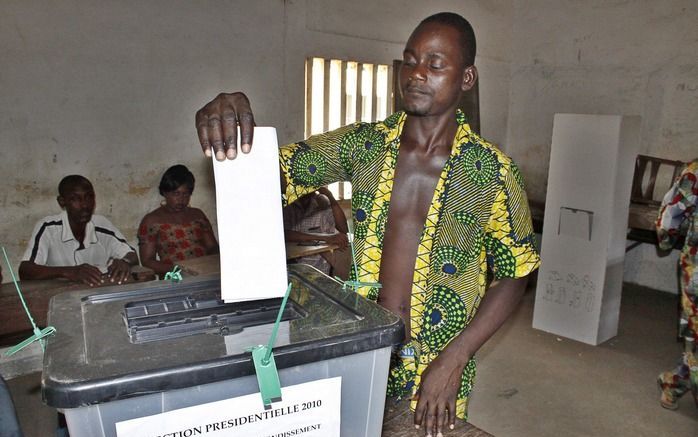 LOME – De eerste ronde van de presidentsverkiezingen in Togo donderdag is vreedzaam verlopen. Bij de vorige gang naar de stembus in 2005 vielen nog honderden doden. Foto EPA