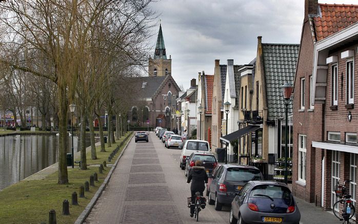 Het opkomstpercentage bij de verkiezingen daalt steeds verder. In de Zuid-Hollandse gemeente Binnenmaas gingen een kwart minder mensen deze week naar de stembus. Foto: het kerkdorp ’s-Gravendeel. Foto Rein Geleijnse