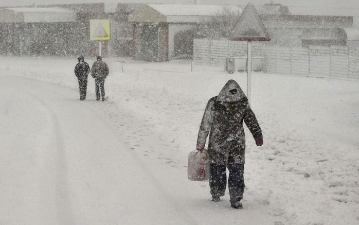 PARIJS/SOFIA – Het verkeer in delen van Zuid–Europa heeft maandag grote hinder ondervonden van een dik pak sneeuw. In het Franse departement Gard strandden circa 250 mensen in de nacht van zondag op maandag op besneeuwde wegen. Zij werden opgevangen door 