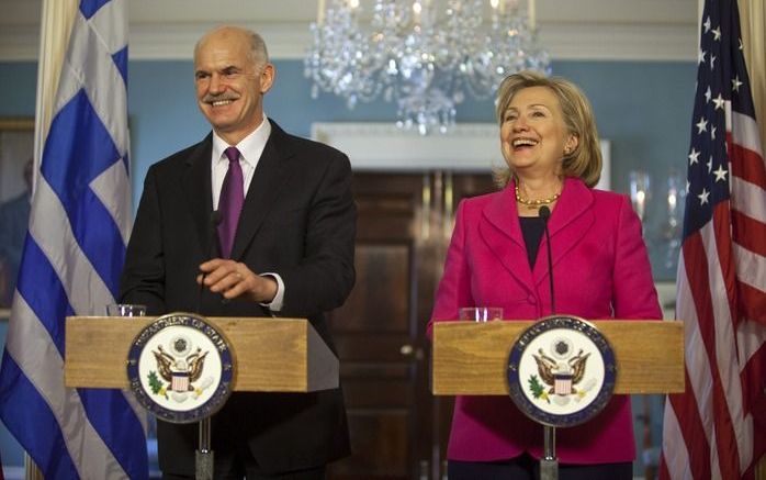 Papandreou met Clinton tijdens een persconferentie. Foto EPA.