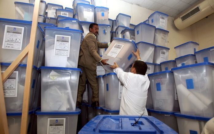 Opgestapelde stemdozen in Irak. Foto EPA.