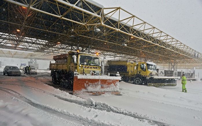 LA JONQUERA - Een sneeuwploeg maakt maandag de grensovergang bij La Jonquera in Noord-Spanje sneeuwvrij. Foto EPA