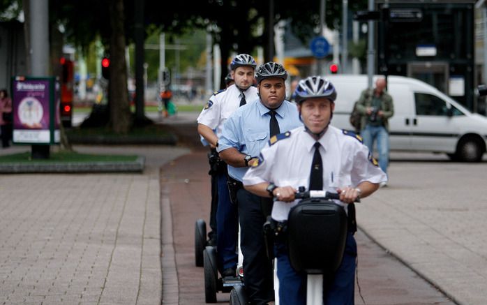 AMSTERDAM – Medewerkers van de Amsterdamse Dienst Stadstoezicht zijn gemiddeld meer dan 45 dagen per jaar ziek. Het gemiddelde verzuim in Nederland is achttien dagen per jaar. Dat het in Amsterdam hoger ligt, komt onder meer doordat de stadswachten gerege