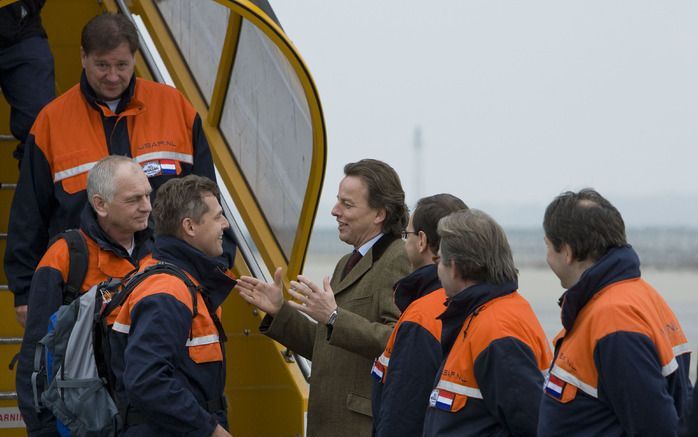 Nederlandse reddingwerkers keren terug op vliegveld Eindhoven. Foto ANP