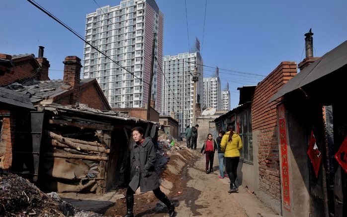 PEKING – China heeft deze maand voor het eerst regels ingevoerd voor buitenlandse donaties aan non-gouvernementele hulporganisaties (ngo’s). Duizenden ngo’s voelen zich overvallen en vrezen nu voor hun voortbestaan. Foto EPA