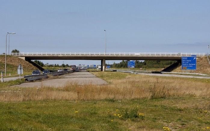 DELFT – De Eerste Kamer heeft vannacht ingestemd met de Crisis- en herstelwet. Dankzij die wet kan de A4 bij Delft, hier in beeld, versneld worden doorgetrokken naar Schiedam. De crisiswet voorziet in snellere procedures rond de aanleg van wegen en andere