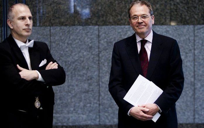 DEN HAAG - De Nationale Ombudsman Alex Brenninkmeijer (R) woensdag in de Tweede Kamer met het Jaarverslag. Foto ANP