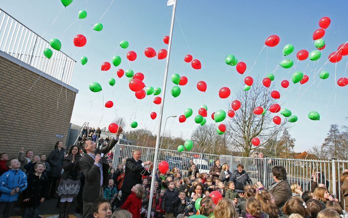 KESTEREN – De kinderen van de hervormde basisschool De Wegwijzer lieten woensdag ballonnen op tijdens de ingebruikname van de nieuwbouw. Plannen voor aanpassing van de school werden twaalf jaar geleden al gemaakt. Foto RD, Anton Dommerholt