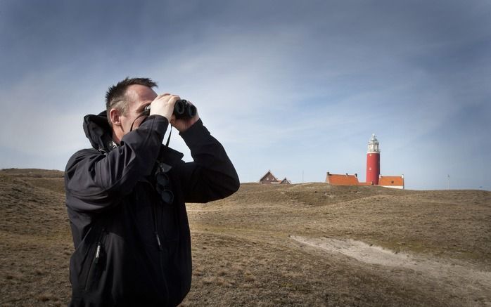 DE COCKSDORP – Marc Plomp vindt het een feest om op Texel te wonen. Zeker nu de vogels hun voorjaarstrek hebben ingezet, is het „elke dag genieten.” Het duingebied rond de vuurtoren vormt een flessenhals voor duizenden vogels die nu naar het noorden gaan.