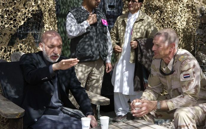 De Afghaanse president Hamid Karzai (L) heeft zaterdag een bezoek gebracht aan de Nederlandse militaire basis Kamp Holland in Uruzgan. Foto ANP/MINISTERIE VAN DEFENSIE