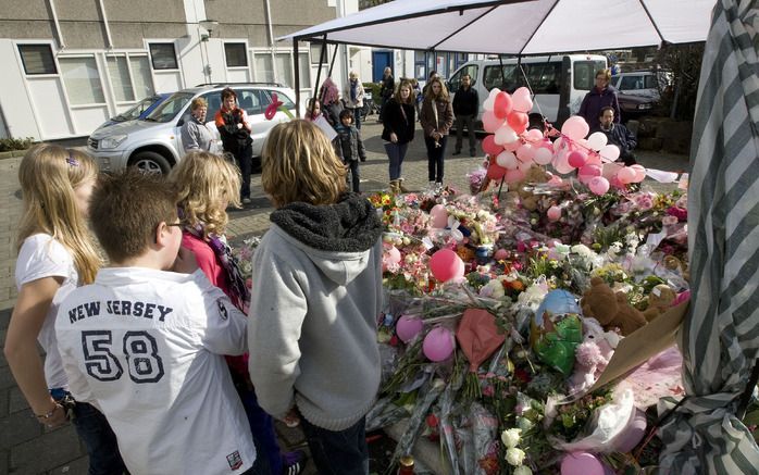 Bloemen, beertjes en kaarten liggen zaterdag op de herdenkplaats voor Milly Boele in Dordrecht. Foto ANP