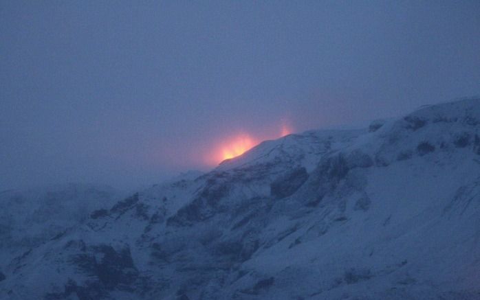 Een vulkaan in het gebied van de gletsjer Eyjafallajoekull. Foto EPA