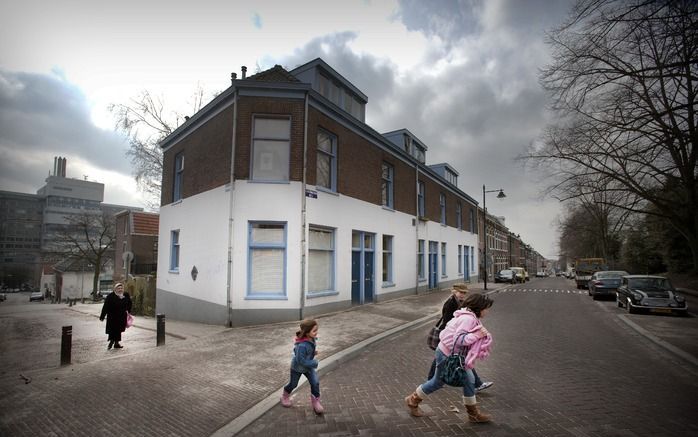 Huizenrijen rijgen zich aaneen in de –sterk verkleurde– Arnhemse wijk Klarendal. Klarendal is een van de veertig probleemwijken die toenmalig minister Vogelaar tot „prachtwijk” wilde maken door er extra in te investeren. Kerkelijke mensen wonen er in de v