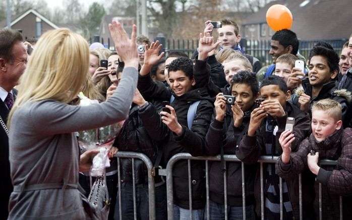 Prinses Máxima bezocht gisteren scholengemeenschap Vincent van Gogh in Assen. Ze gaf daar het startsein voor de landelijke ”Day for Change Klasse!Actie”, een campagne die aandacht vraagt voor microfinanciering. Foto ANP