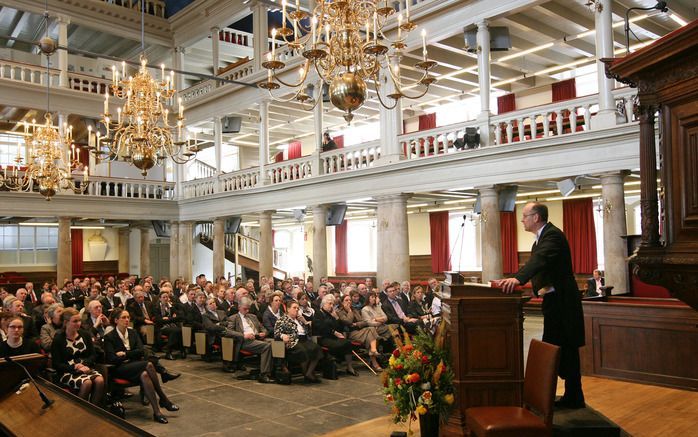 Dr. P. de Vries, predikant van de hersteld hervormde gemeente te Waarder, promoveerde gisteren aan de Universiteit van Amsterdam (UvA) voor de tweede keer. De promotieplechtigheid had plaats in de aula van de UvA, de Oude Lutherse Kerk aan het Singel in A