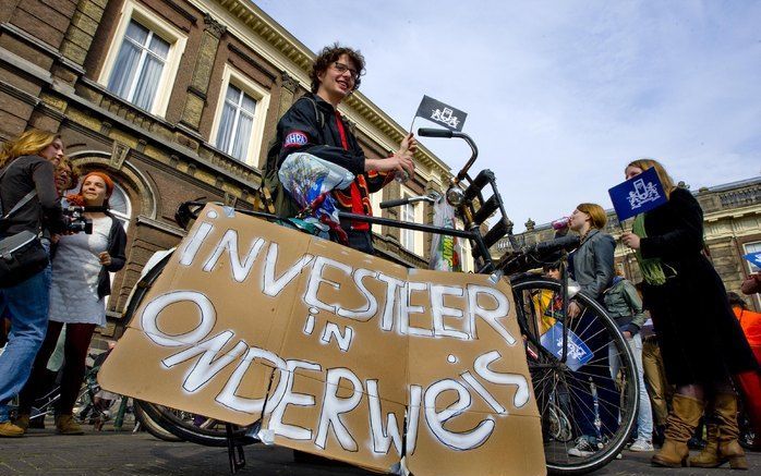 DEN HAAG – Ongeveer tweehonderd studenten hebben donderdagmiddag op het Plein in het centrum van Den Haag gedemonstreerd tegen bezuinigingen op het hoger onderwijs. Zij vrezen dat onder meer het huidige stelsel van studiefinanciering sneuvelt als gevolg v