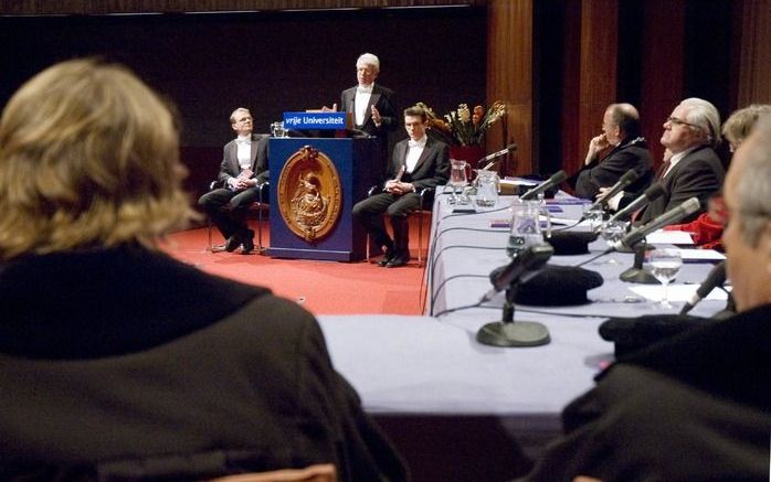 Dr. van Klinken tijdens zijn promotie. Foto RD