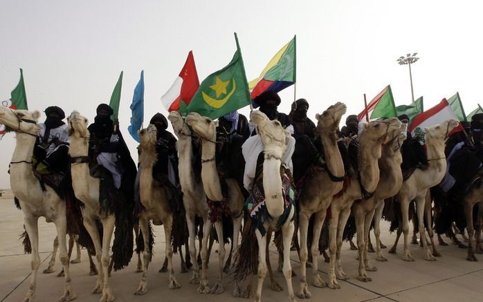 Welkomstceremonie op vliegveld Sirte. Foto EPA