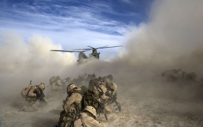 Een Chinook-helikopter pikt militairen op nabij Kandahar. Foto ANP