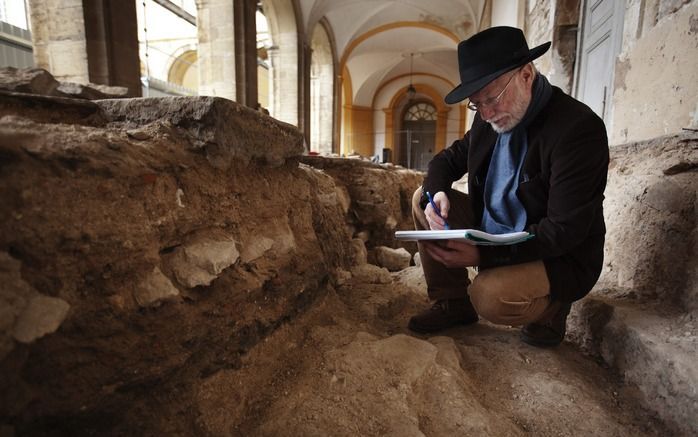 Archeoloog Christian Sapin leidt de opgravingen bij de abdijkerk van Cluny. „We staan hier in de villa waar de monniken zich omstreeks het jaar 910 vestigden.”&#8194;beeld Seb Geo