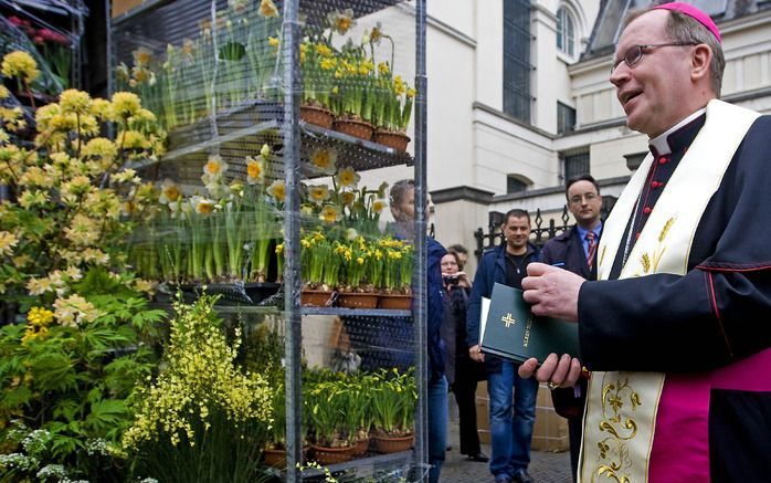 Het is de vijfentwintigste keer dat Nederlandse bloemisten de versiering van het Sint Pietersplein verzorgen tijdens de traditionele paasmis op 4 april. Aartsbisschop Eijk zegende de bloemen dinsdag. Foto ANP