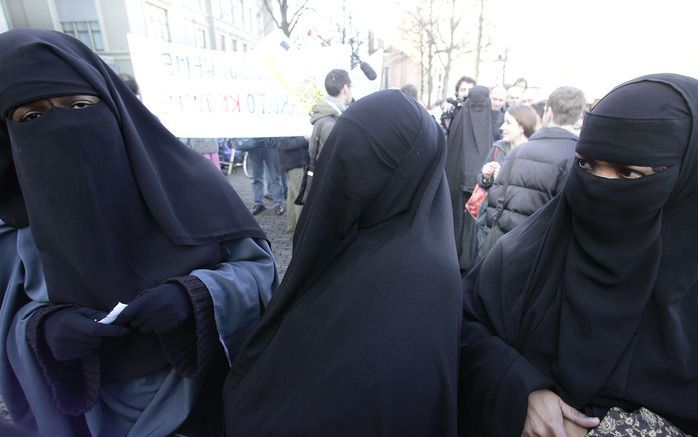 Volgens de Franse Raad van State zijn er geen juridische gronden om islamitische vrouwen volledig te verbieden hun gezicht te bedekken. Foto ANP