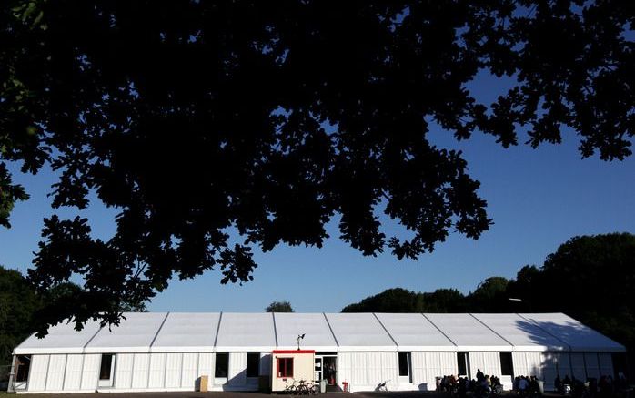 Door een tekort aan opvangplekken moesten asielzoekers vorig jaar in tijdelijke paviljoens worden ondergebracht. De foto toont zo'n tijdelijk onderkomen in Gilze-Rijen. Foto ANP