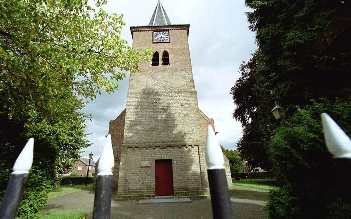 Kleine dorpsgemeenten hebben meer dan eens moeite een volledige predikantsplaats te handhaven. Zo kampt een aantal gemeenten met teruglopende ledentallen en financiën. Op de foto de Hervormde Kerk van Valburg. Foto RD Archief, Vidiphoto