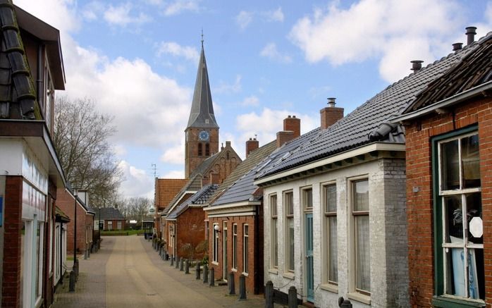 Onverzettelijk staat de kerk van Ulrum op het grasveld. beeld RD, Anton Dommerholt