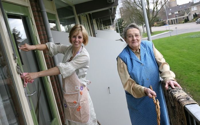 Carline Zoeterweij en mevrouw Gerards aan de schoonmaak. Foto RD, Anton Dommerholt